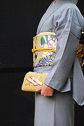 鶴柄のビーズクラッチバッグ