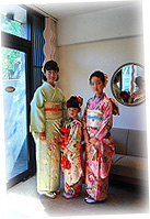 お母様とご姉妹揃って華やかな装い