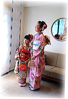 お母様とご姉妹揃って華やかな装い