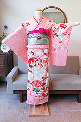 季節の花々と孔雀の図訪問着