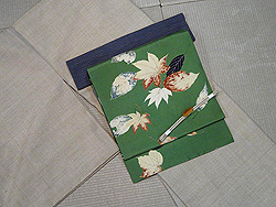 結城練り色無地紬に紅葉の図染帯