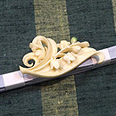 鈴木苧紡庵作縞紬にすずらん帯留