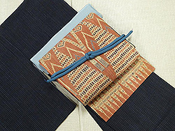 縞結城紬にインドネシア カリマンタンイカット帯