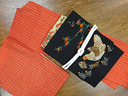 紅に縞信州紬に鶏とひよこの開き名古屋帯