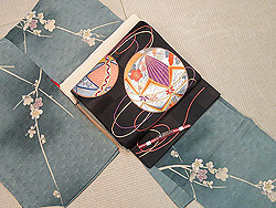 梅文様小紋に黒地手鞠刺繍帯