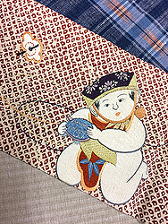 臙脂疋田地に唐子人形刺繍名古屋帯
