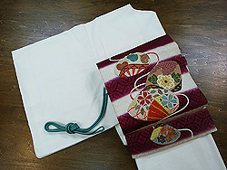 無地白袷紬に貝合わせ絽刺しの名古屋帯