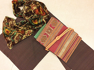 焦茶地結城紬にモール織金横縞名古屋帯、カットベロア調ストール