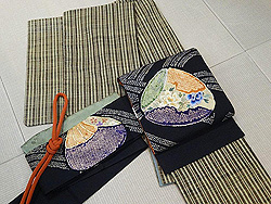 縞紬に黒地貝に牡丹の帯