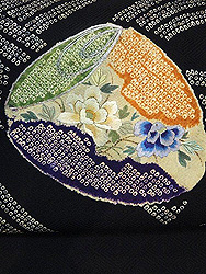 黒地貝に牡丹の帯