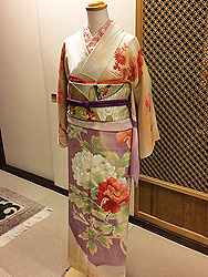 御簾ぼかし大輪牡丹訪問着に流水に扇面刺繍開き名古屋帯