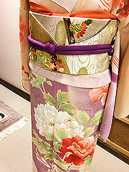 御簾ぼかし大輪牡丹訪問着に流水に扇面刺繍開き名古屋帯