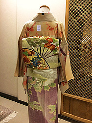 御簾ぼかし大輪牡丹訪問着に流水に扇面刺繍開き名古屋帯