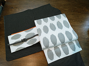 小格子結城縮、生成りにグレーベージュ水玉アドラス名古屋帯