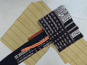 細縞織り出し黄八丈、イカット名古屋帯