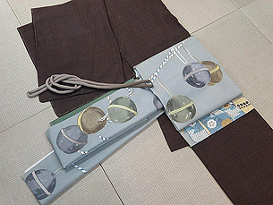 細縞織り出し黄八丈、鈴の染め開き名古屋帯