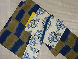青と鶯色の市松紬、白地銘仙帯