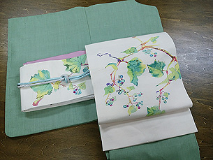 薄緑色結城紬に柊名古屋帯