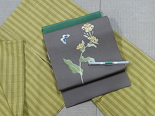 縞紬袷に菜の花に蝶刺繍名古屋帯