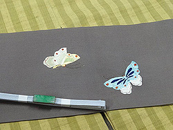 縞紬袷に菜の花に蝶刺繍名古屋帯