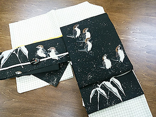 生成りに青丹色の格子紬に雪中雀名古屋帯