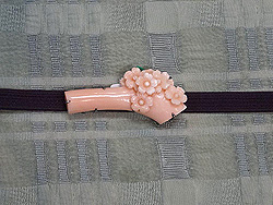 格子織り帯に桜の帯留