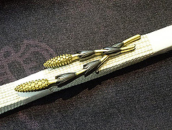 更紗に極楽鳥刺繍名古屋帯に土筆帯留