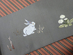 春の野原とうさぎの刺繍帯
