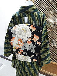 眠りネコちゃんの付下に黒地バラの花名古屋帯