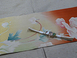 鳥に春の花切継ぎ帯にメノウ・紅水晶・オパールの宝珠三連帯留