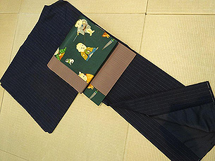 紺色縞紬袷着物にキューピーおもしろ柄接ぎ名古屋帯