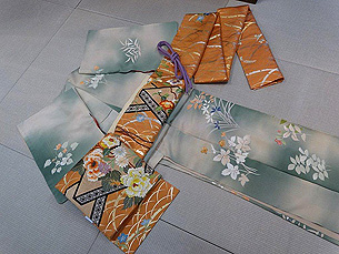 緑暈しに春の花尽し訪問着に露芝に百花刺繍開き名古屋帯