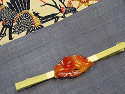 浦野　蝶文様絣名古屋帯にチューリップメノウ帯留