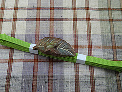 葉に蛙つげ帯留