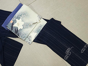 銀通しに糸とんぼの単衣付下に百合と萩絽縮緬帯