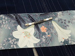 百合と萩絽縮緬帯に流水紋帯留