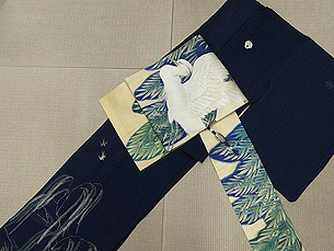 濃紺地柳文様縦絽縮緬訪問着に白鷺刺繍名古屋帯
