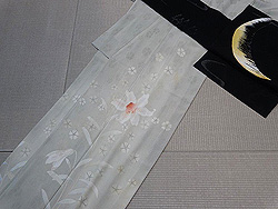 撫子地紋百合の単衣付下に三日月の刺繍名古屋帯