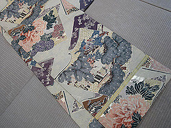 冊子に四季の図丸帯