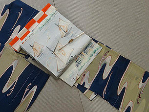 流水文様単衣小紋にヨットにカモメと風景の図染帯