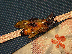 べっ甲 鯉二匹帯留