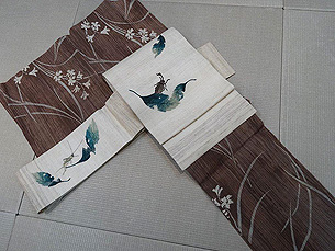 花柄小千谷縮に波頭にバッタとカブトムシの刺繍名古屋帯