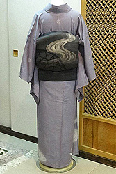 青紅葉に鵜飼いの図付下に黒地に流水紗袷名古屋帯