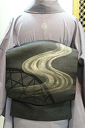 青紅葉に鵜飼いの図付下に黒地に流水紗袷名古屋帯