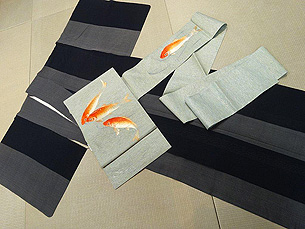 紗の追っ掛け縞単衣に緋鯉の刺繍名古屋帯