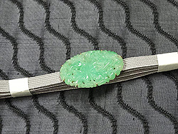 黒地カワセミの帯に翡翠帯留