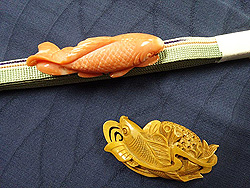 紐付珊瑚鯉帯留と黄楊（つげ）蛇籠と鯉帯留