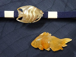 紐付貝の魚帯留とメノウ金魚帯留