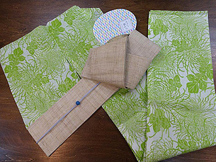 ４つ紅梅大輪菊の小紋竺仙製に麻半巾帯