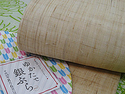 ４つ紅梅大輪菊の小紋竺仙製